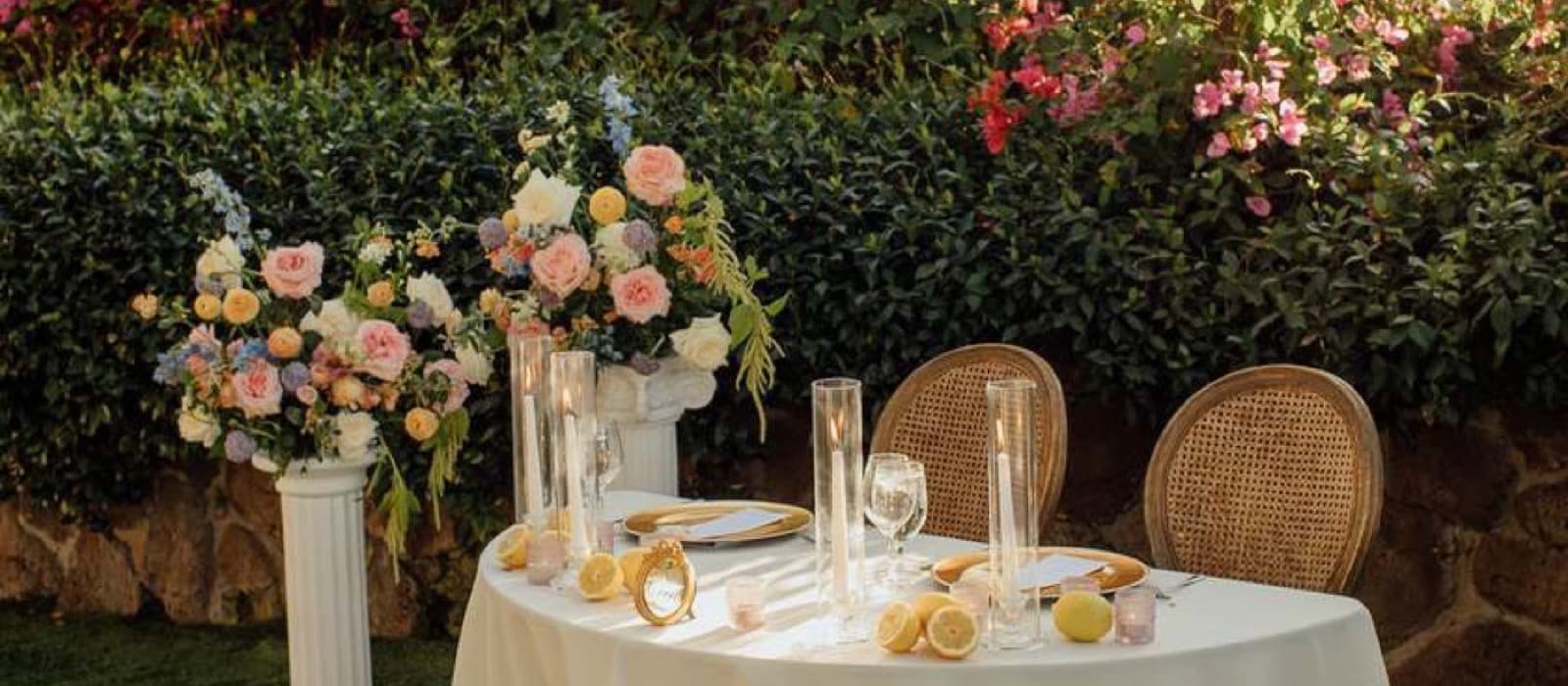 Mesa del banquete decorada con flores